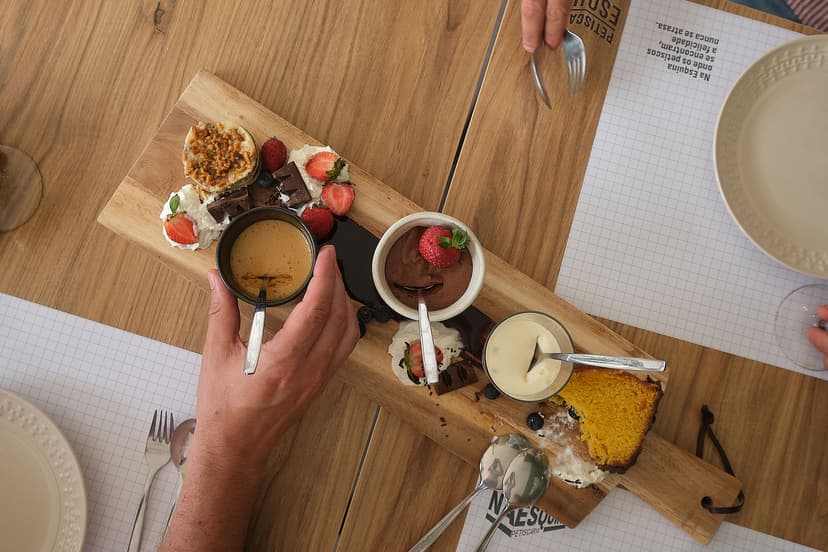 prato de sobremesa com mousse de chocolate, baba de camelo, mouse de maracujá e bolo de bolacha