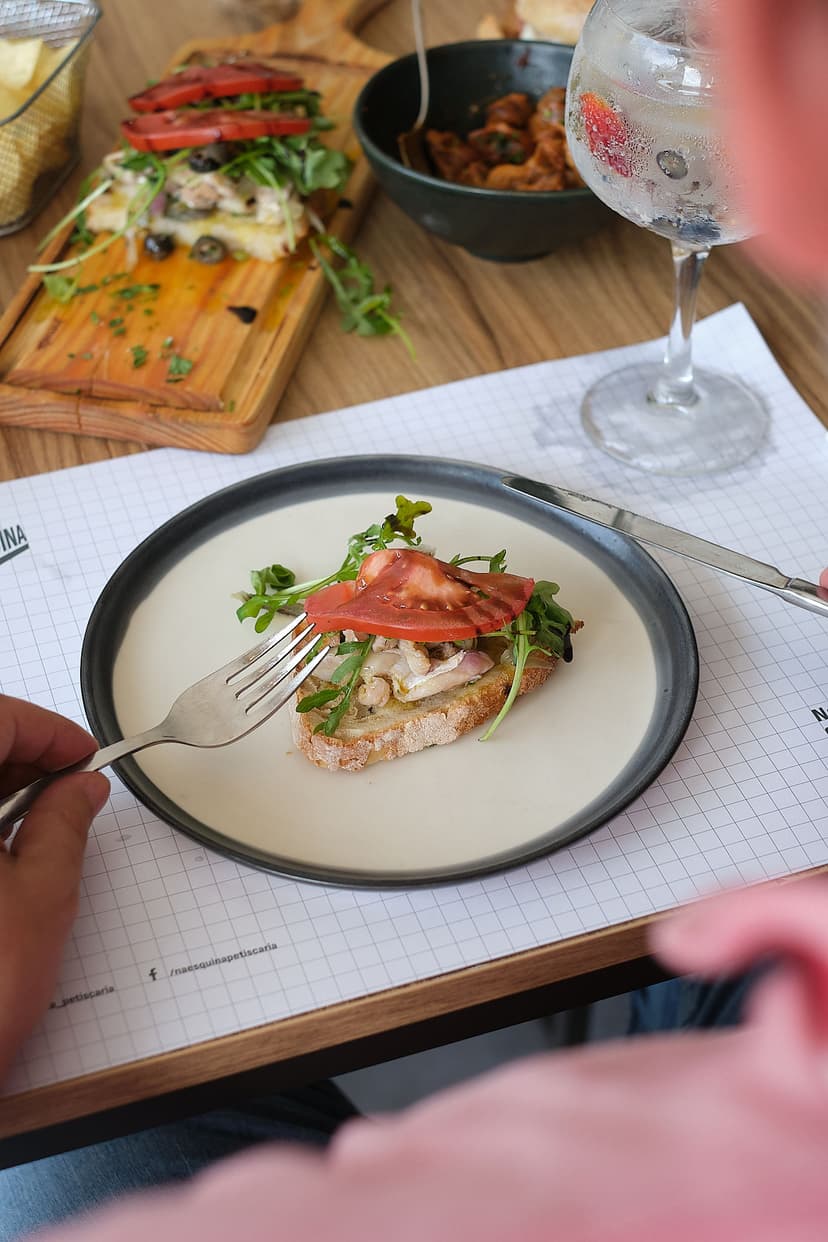 prato com uma tosta de bacalhau